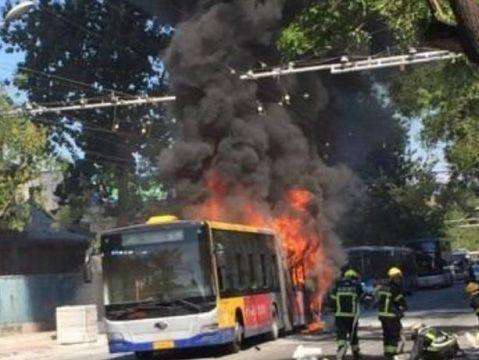 公交车起火后乘客如何安全脱险