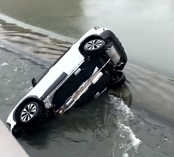 呼和浩特一油车坠河，车内两人惊险逃生，这些交通安全知识需牢记