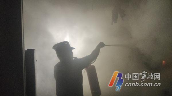 黄金4分钟！保安化身“雪人”灭火，他们的操作堪称教科书